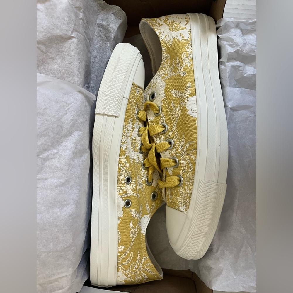 Converse - CTAS OX - 571403F - SATURN GOLD/EGRET/SATURN GOLD Size 7 Women